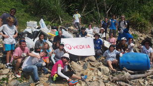 Veolia Beach clean up group photo